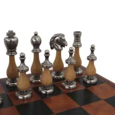Détail des pièces argentées et du cavalier en forme de tête de cheval
