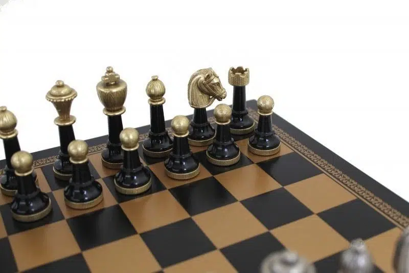 Jeu d'Echecs Staunton en Bois Laqué Noir et Blanc et Échiquier en Similicuir Doré et Noir - Image 2