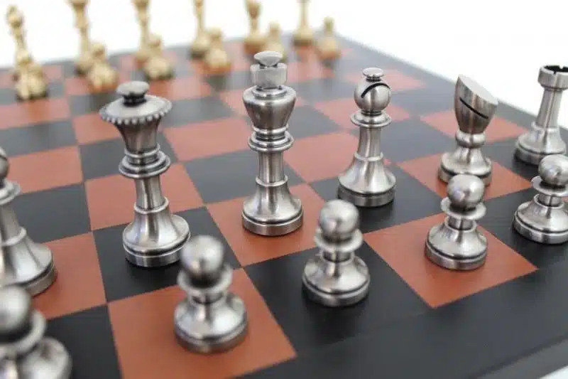 Petit Jeu d'Echecs Moderne en Laiton Artisanal & Échiquier en Cuir Véritable - Image 2