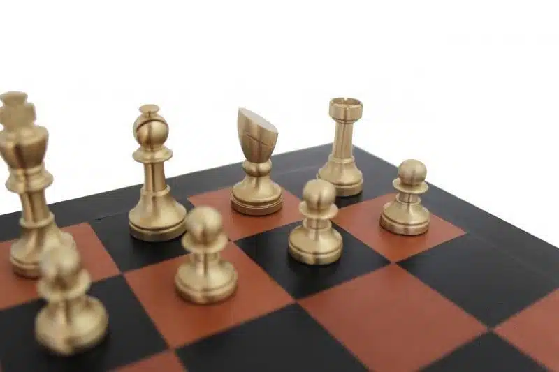 Petit Jeu d'Echecs Moderne en Laiton Artisanal & Échiquier en Cuir Véritable - Image 3