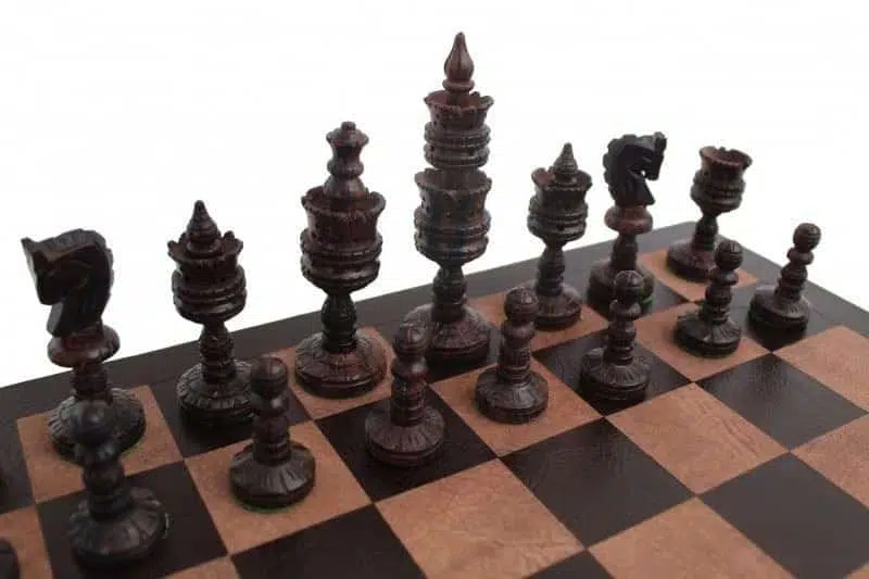 Jeu d'Echecs Sculpté en Bois de Palissandre & Échiquier en Cuir Véritable - Image 2