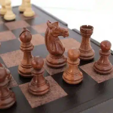 Détail des pièces en bois de rose sur les cases du jeu d'échecs