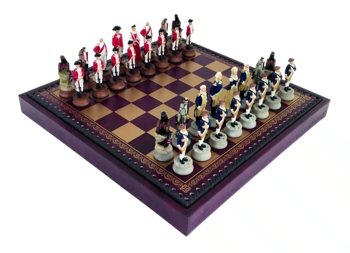 Jeu d'Echecs Guerre d'Indépendance des Etats Unis en Résine & Échiquier en Similicuir avec Compartiment de Rangement