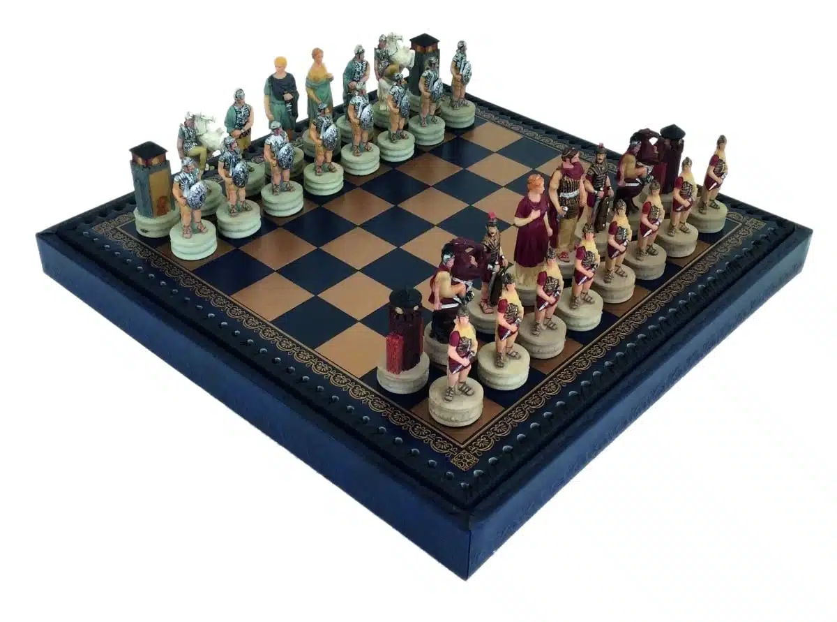 Jeu d'Echecs Romains VS Grecs en Résine et Échiquier en Similicuir Doré et Bleu avec Compartiment de Rangement