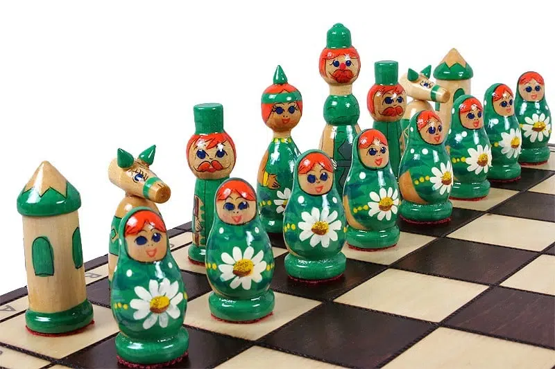 Jeu d'Echecs en Bois pour Enfants Babushka Poupées Russes Vert - Image 3