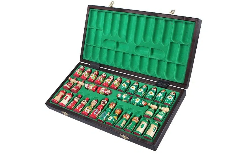 Jeu d'Echecs en Bois pour Enfants Babushka Poupées Russes Vert - Image 2