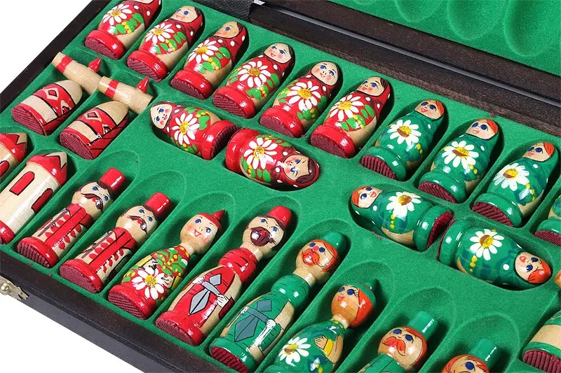 Jeu d'Echecs en Bois pour Enfants Babushka Poupées Russes Vert - Image 5