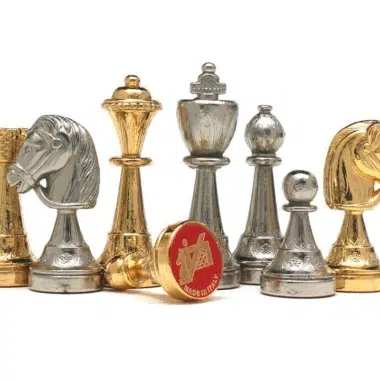 Pieces Echecs Staunton en Plaque Or et Argent et Echiquier sur Pied en Bois de Bruyere Noir et Blanc avec Tiroir de Rangement - Image 3