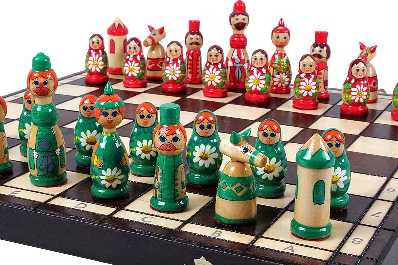Jeu d'Echecs en Bois pour Enfants Babushka Poupées Russes Vert - Image 4