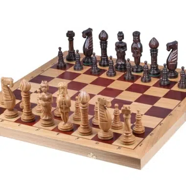 Grandes Figurines Echecs Sculptées et Echiquier Pliant en Bois avec Rangement