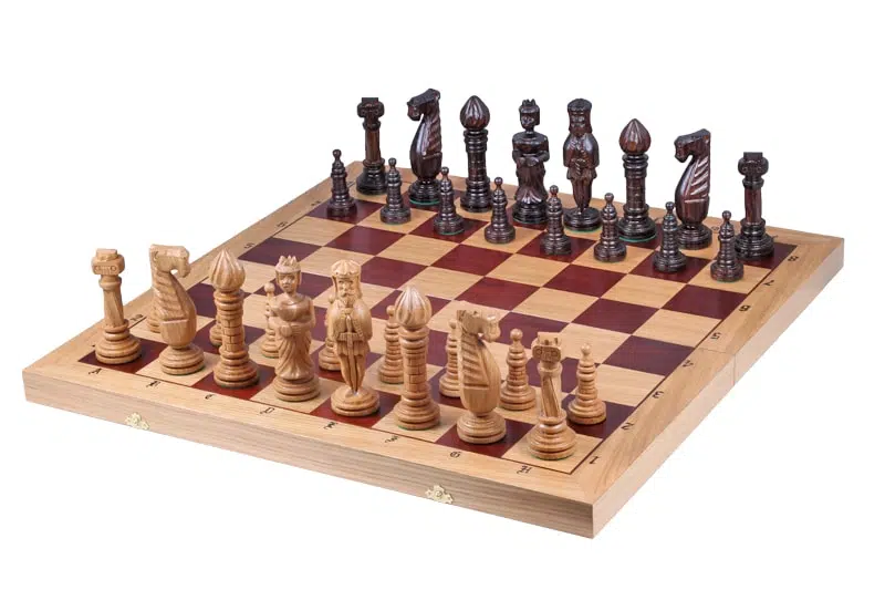 Grandes Figurines Echecs Sculptées et Echiquier Pliant en Bois avec Rangement
