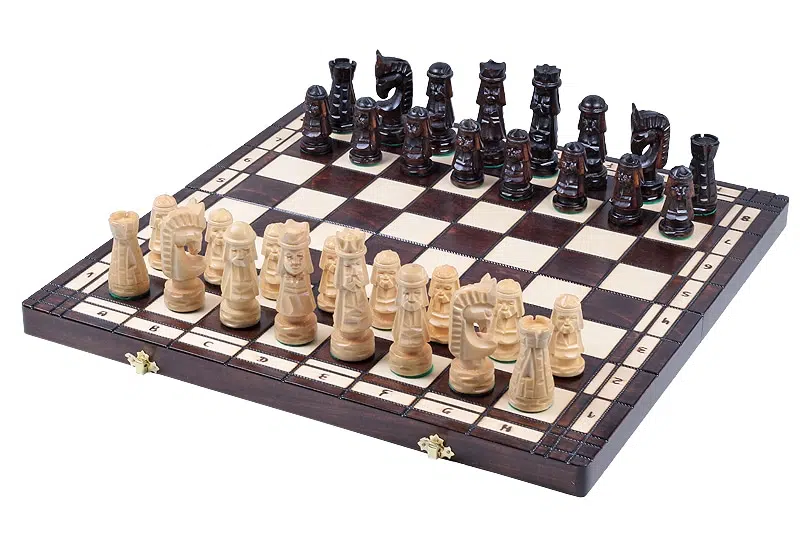 Jeu d'Echecs Sculpté en Bois et Echiquier Pliant avec Rangement