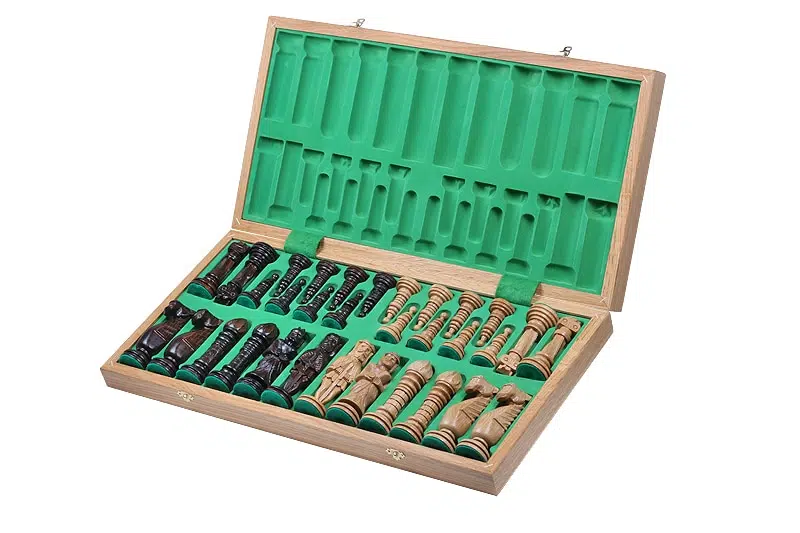 Grandes Figurines Echecs Sculptées et Echiquier Pliant en Bois avec Rangement - Image 2