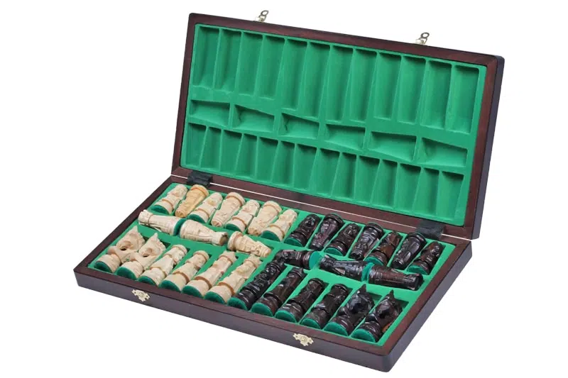 Jeu d'Echecs Sculpté en Bois et Echiquier Pliant avec Rangement - Image 2