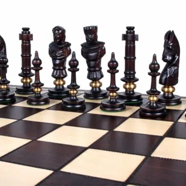 Grandes Pieces Echecs Sculptées en Bois et Echiquier Pliant en Bois avec Rangement - Image 3