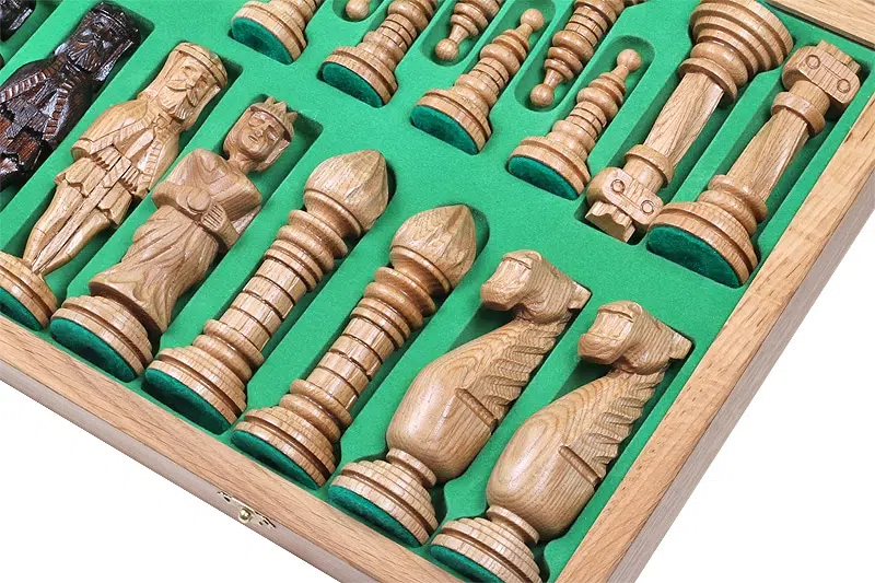 Grandes Figurines Echecs Sculptées et Echiquier Pliant en Bois avec Rangement - Image 5