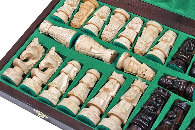 Jeu d'Echecs Sculpté en Bois et Echiquier Pliant avec Rangement - Image 8