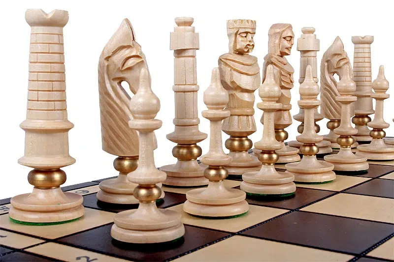 Grandes Pieces Echecs Sculptées en Bois et Echiquier Pliant en Bois avec Rangement - Image 6