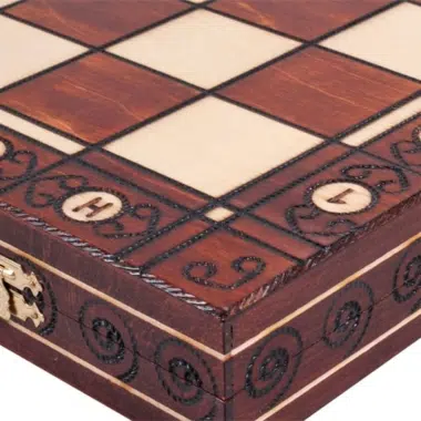Échiquier pliant en bois, détail du coin avec fermoir et motifs gravés