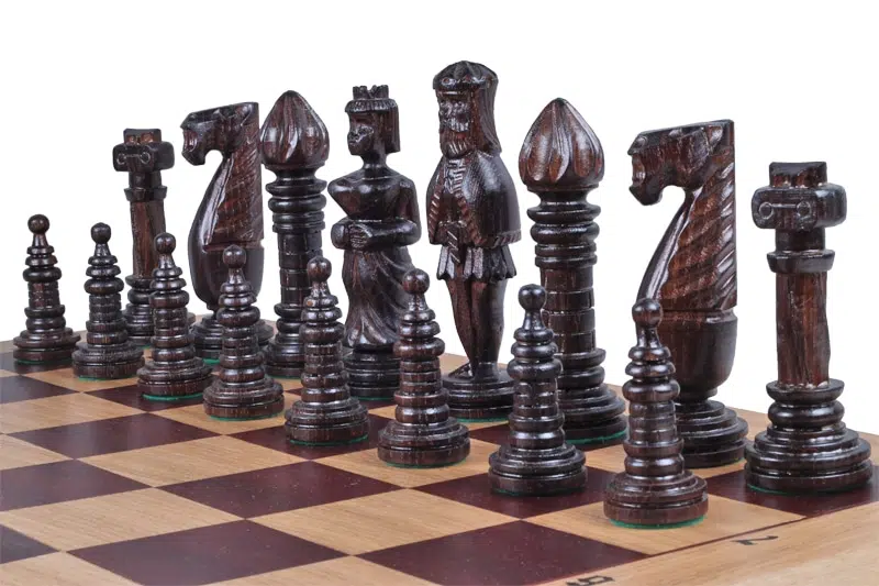 Grandes Figurines Echecs Sculptées et Echiquier Pliant en Bois avec Rangement - Image 3