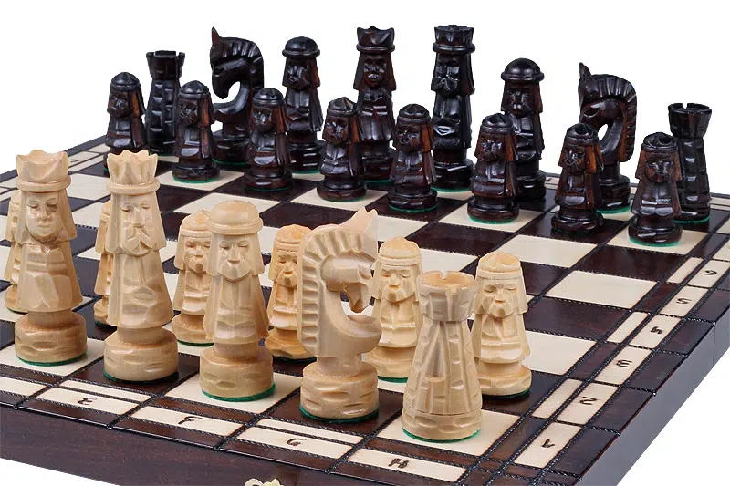 Jeu d'Echecs Sculpté en Bois et Echiquier Pliant avec Rangement - Image 4