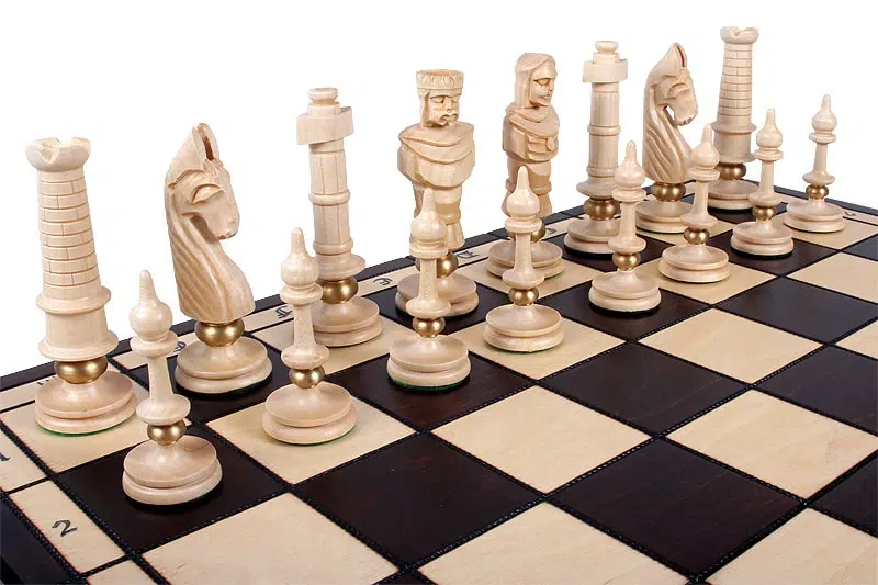 Grandes Pieces Echecs Sculptées en Bois et Echiquier Pliant en Bois avec Rangement - Image 4