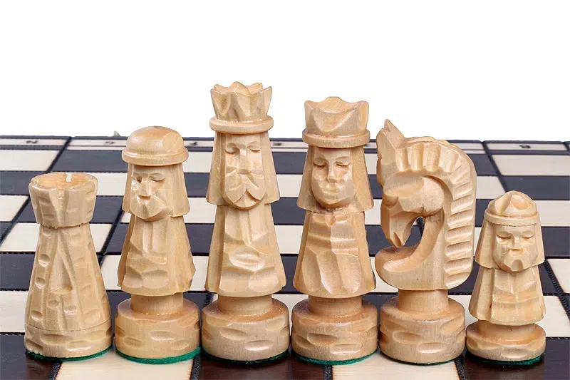 Jeu d'Echecs Sculpté en Bois et Echiquier Pliant avec Rangement - Image 7