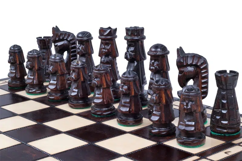 Jeu d'Echecs Sculpté en Bois et Echiquier Pliant avec Rangement - Image 5