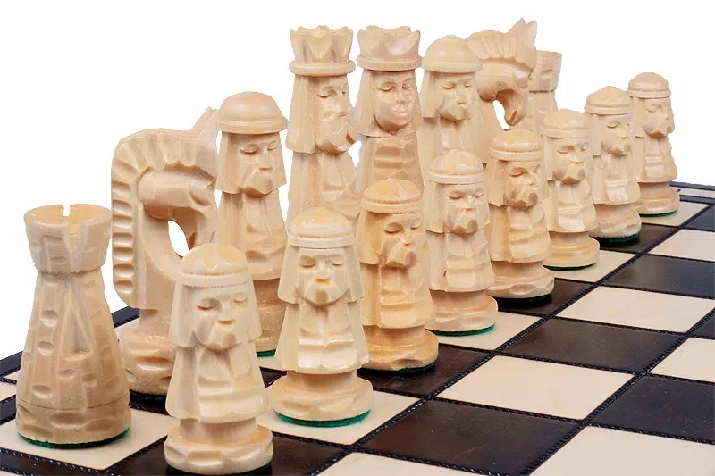 Jeu d'Echecs Sculpté en Bois et Echiquier Pliant avec Rangement - Image 6