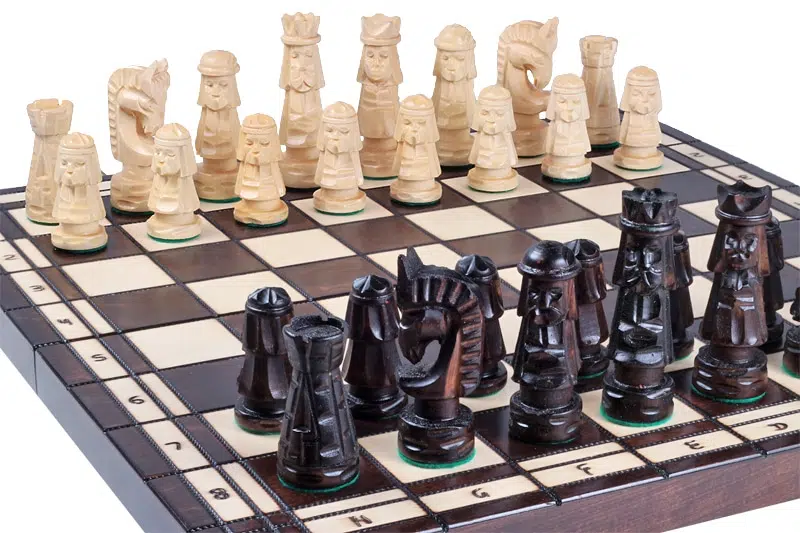 Jeu d'Echecs Sculpté en Bois et Echiquier Pliant avec Rangement - Image 3