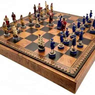 Vue d'ensemble du jeu d'échecs pirates sur l'échiquier bordé de motifs gravés