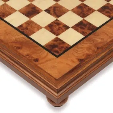 Échiquier sur pied en bois d'orme et de bruyère, détail du coin et du pied tourné