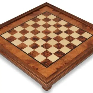 Échiquier sur pied en bois d'orme et de bruyère, vue d'ensemble en diagonale
