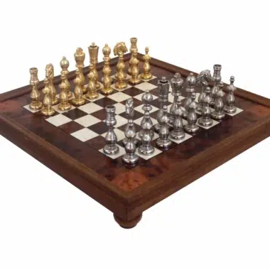 Ensemble complet avec pièces plaquées or et argent sur échiquier en bois sur pied