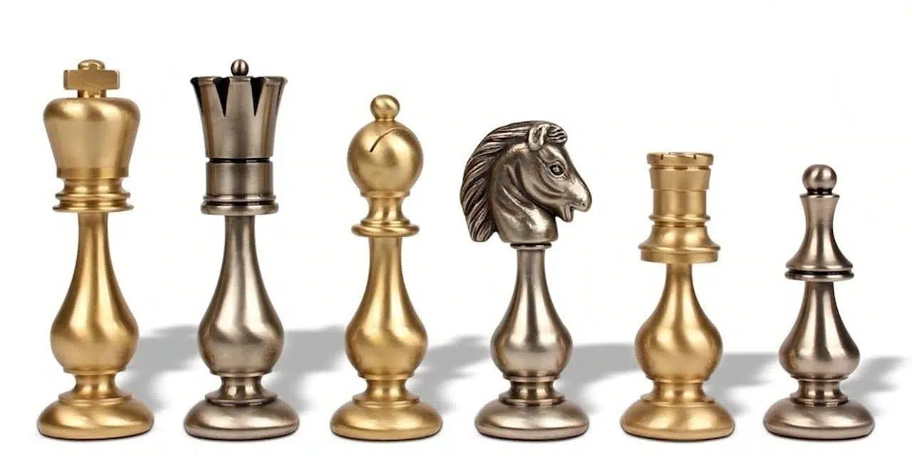 Grand Jeu d'Echec Design - Pieces Echecs en laiton et Echiquier en Bois de Bruyere et d'Erable Gris Laqué - Image 2