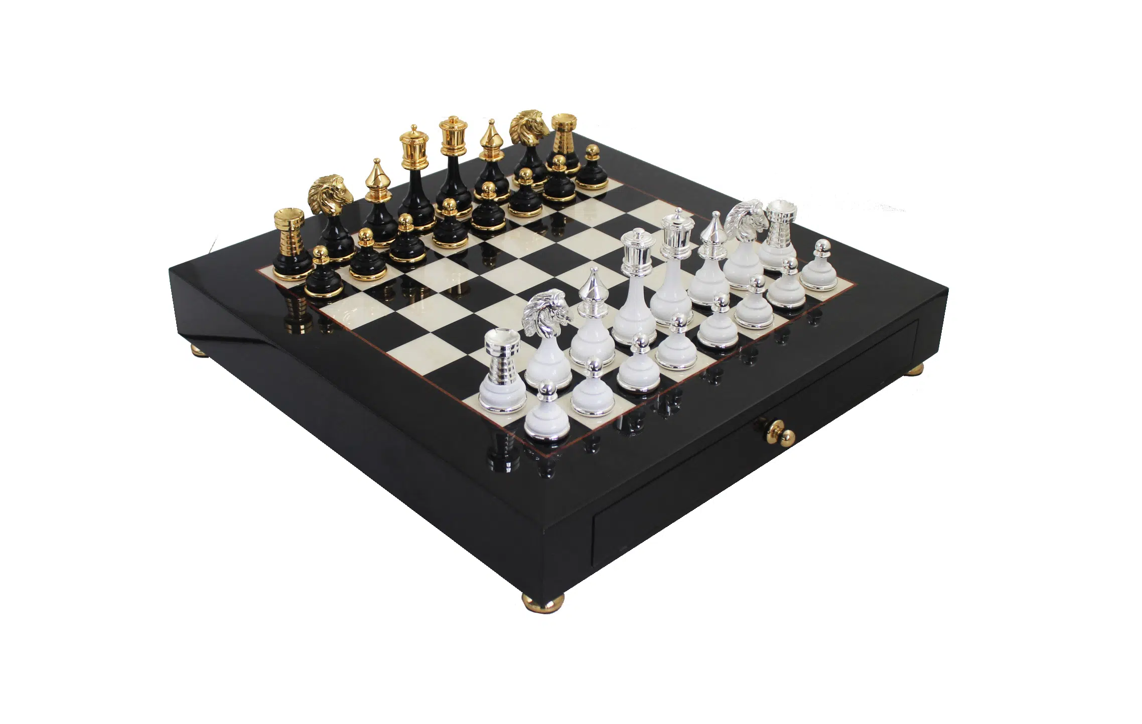 Echiquier sur Pied en Bois Noir et Blanc et Pieces d'Echecs en Laiton et Bois Noir et Blanc