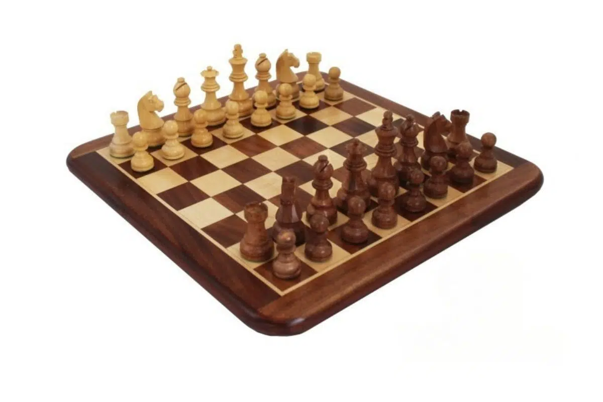 Echiquier en bois de rose doré avec jeu d'échecs en bois d'acacia disposé
