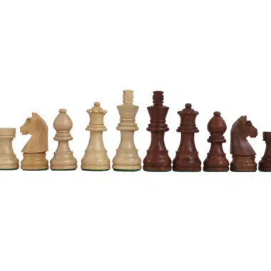 Pièces d'échecs en bois d'acacia, rangée complète alignée sur fond blanc