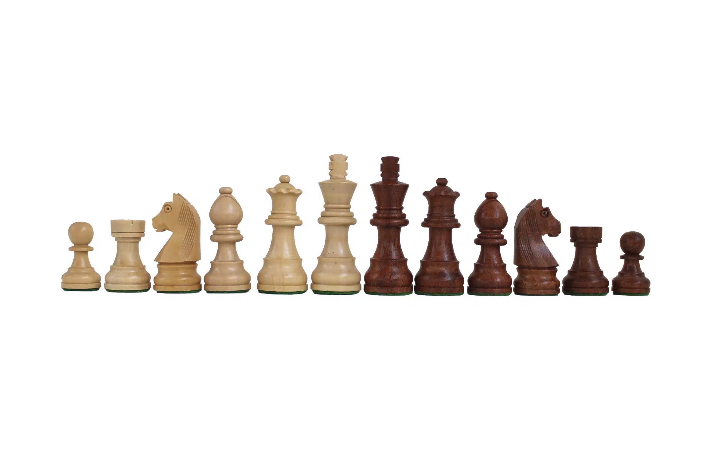 Pièces d'échecs en bois d'acacia, rangée complète alignée sur fond blanc
