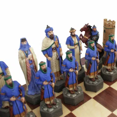 Détail des pièces sarrasines bleues et crème, cavalier et tour en arrière-plan