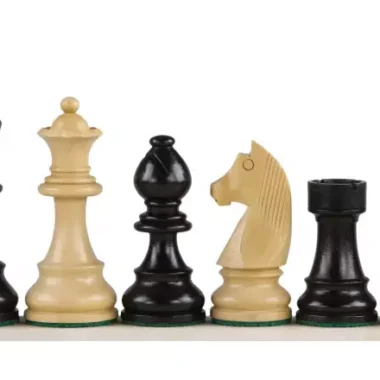 Détail des pièces claires et noires montrant la finesse du cavalier sculpté