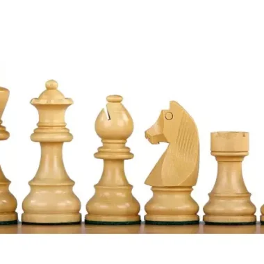 Pièces claires en buis sculpté : dame, fou, cavalier et tour alignées