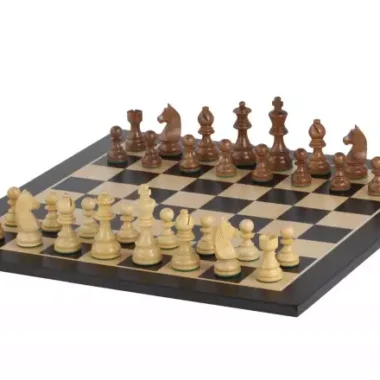 Ensemble complet en bois d'acacia et buis sur échiquier en érable, vue d'ensemble