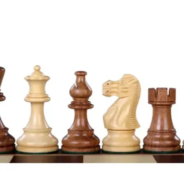 Pièces d'échecs en buis et acacia, reine, fou, cavalier et tour alignés