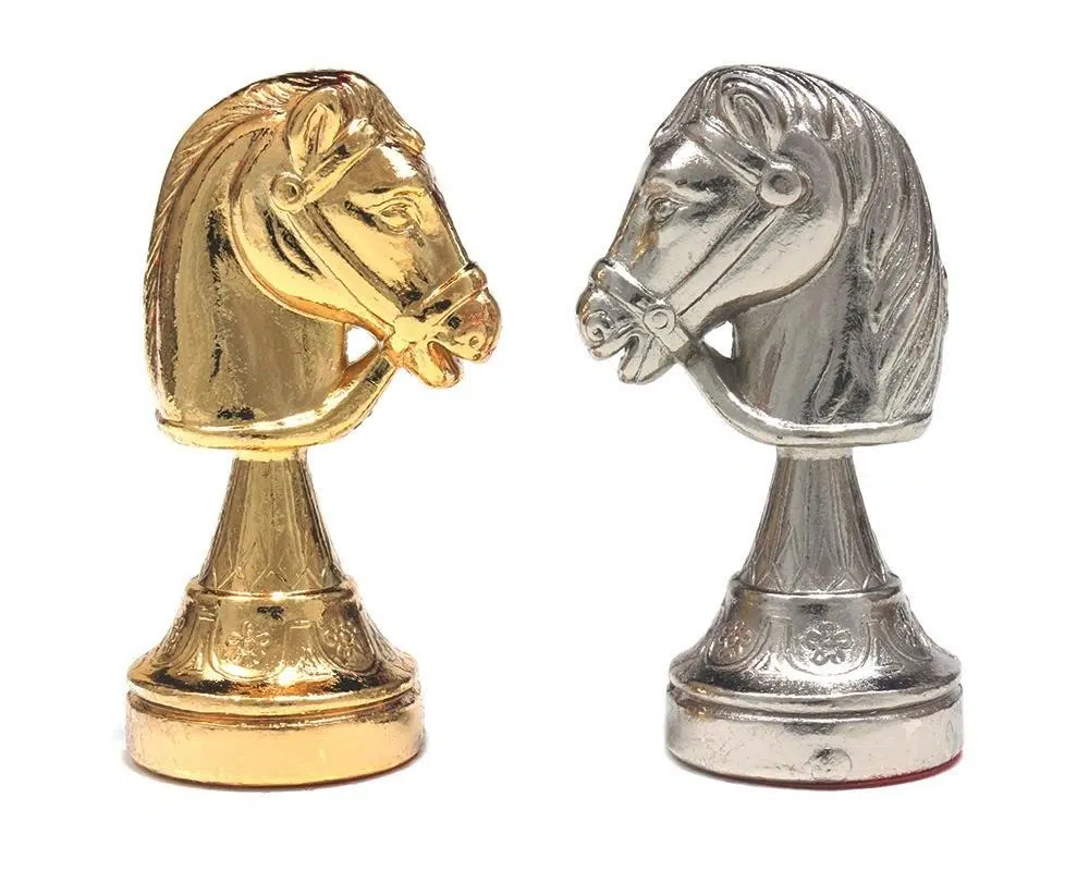 Ensemble Jeu d'Échecs en Métal Plaqué Or et Argent et Échiquier Noir et Blanc en Bois Laqué avec Plateau de Jeu en Marbre - Image 6