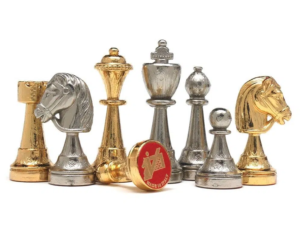Ensemble Jeu d'Échecs en Métal Plaqué Or et Argent et Échiquier Noir et Blanc en Bois Laqué avec Plateau de Jeu en Marbre - Image 2
