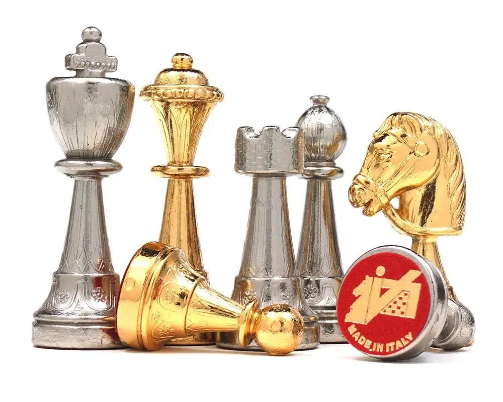Ensemble Jeu d'Échecs en Métal Plaqué Or et Argent et Échiquier Noir et Blanc en Bois Laqué avec Plateau de Jeu en Marbre - Image 3