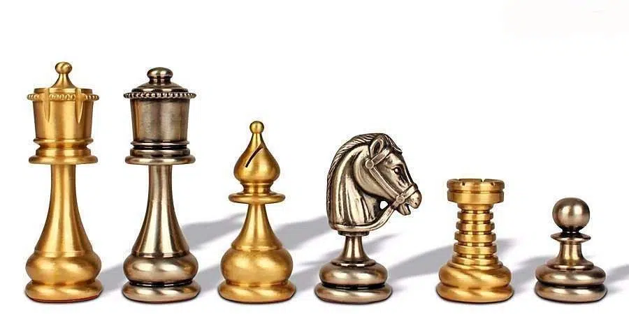 Ensemble Jeu d'Échecs en Laiton Massif et Échiquier en Bois d'Orme et de Bruyere avec Finition Brillante - Image 2