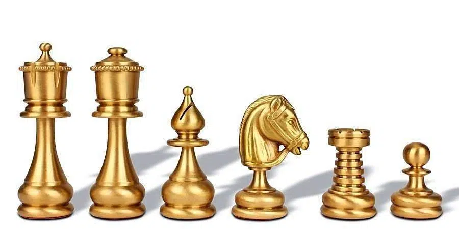 Ensemble Jeu d'Échecs en Laiton Massif et Échiquier en Bois d'Orme et de Bruyere avec Finition Brillante - Image 4