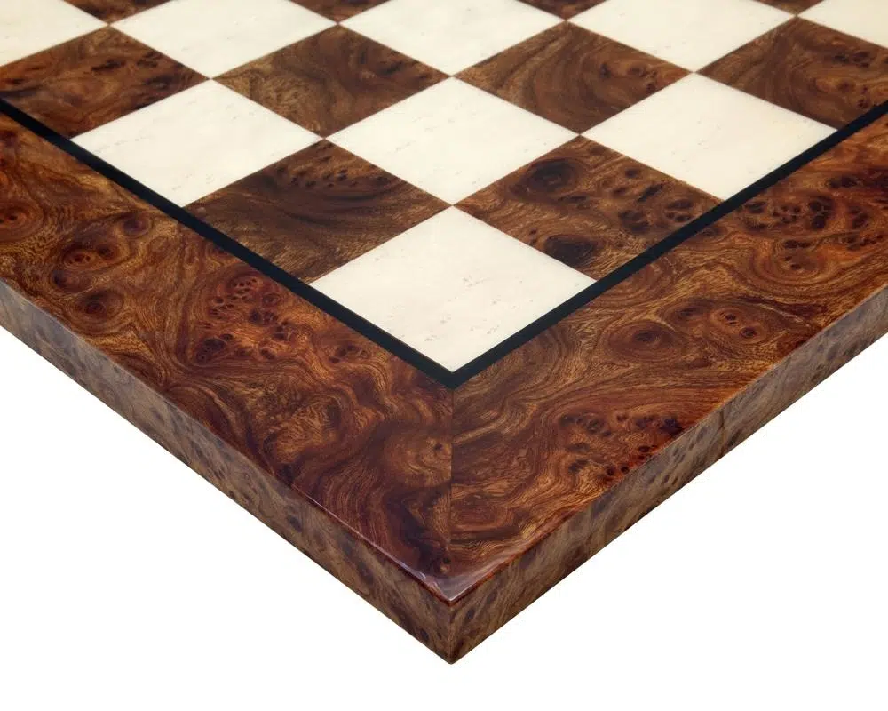 Ensemble Jeu d'Échecs en Laiton Massif et Échiquier en Bois d'Orme et de Bruyere avec Finition Brillante - Image 7